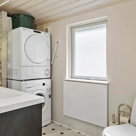 2 Bedroom Beautiful In Holiday home *