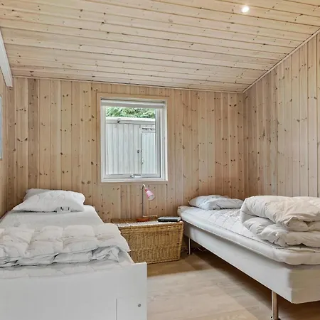 2 Bedroom Beautiful In Holiday home Hals