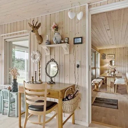 2 Bedroom Beautiful In * Халс